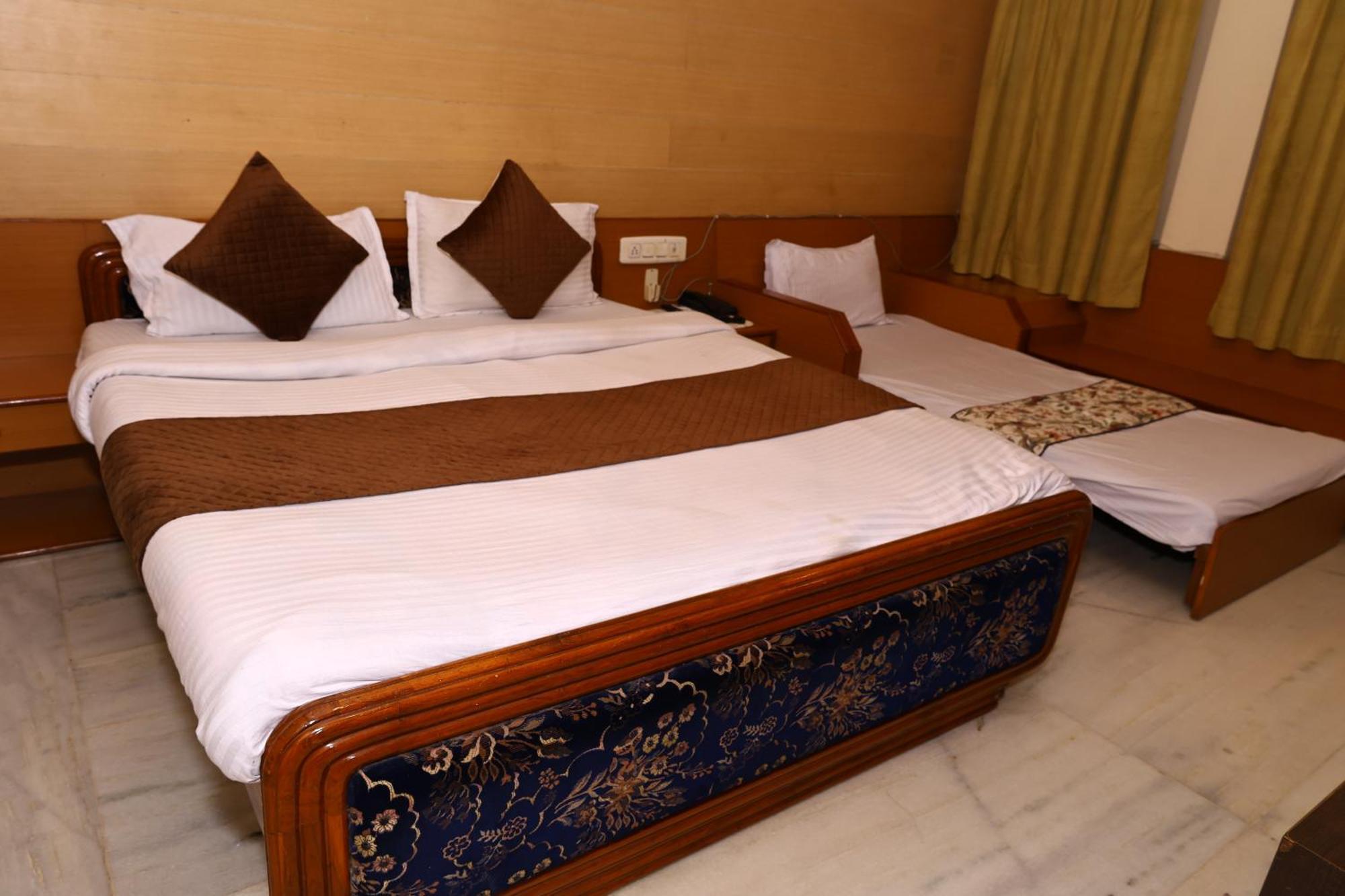 Hotel Suncity By Sharnam Nāthdwāra Esterno foto
